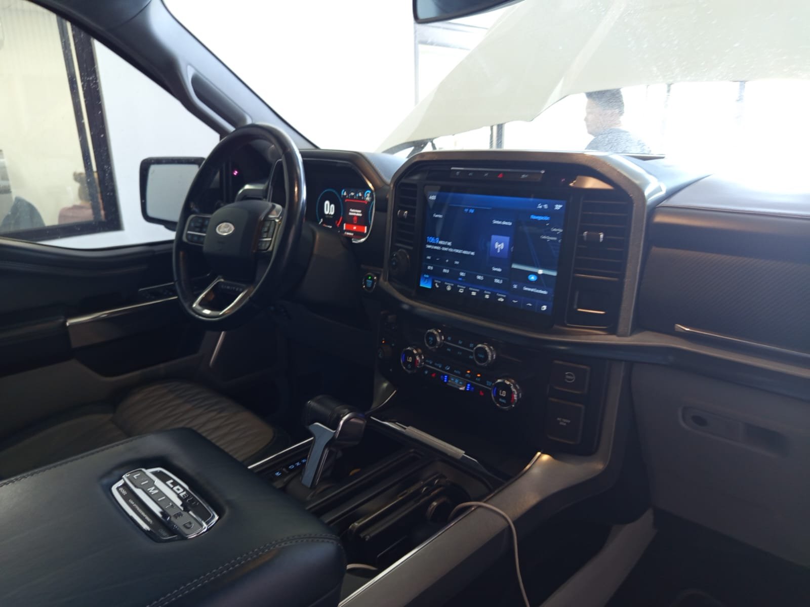 Ford Lobo Limited hybrida miniatura 2